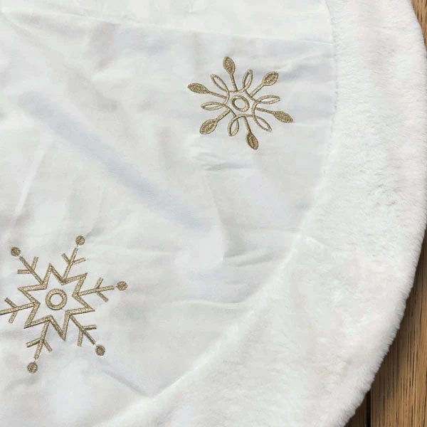 48" Ivory Snowflake Embroidered Tree Skirt with Faux Fur Trim - Image 3