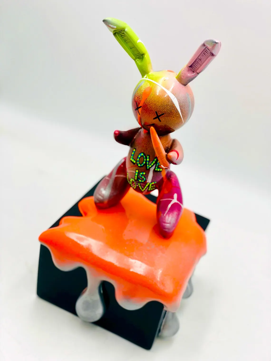 Contemporary Balloon Rabbit Statue - Image 4