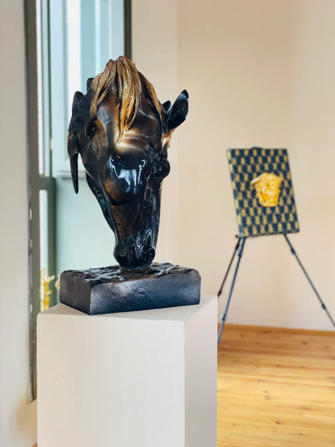 Ombré Horse Statue - Image 2